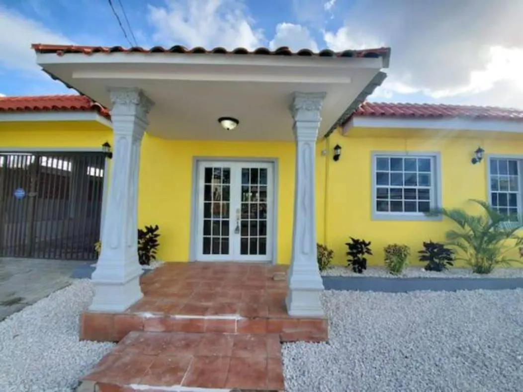 Remodeled & Very Cozy Sleeps 12 Near Casa Bacardi, Center Unit Catano 0*,  푸에르토리코